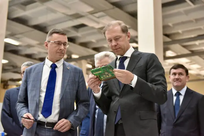 Денис Мантуров и Алексей Шмыков осмотрели новую систему управления ракет "Союз-5" в НПО автоматики-0