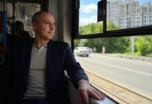 Денис Паслер: В Екатеринбурге на линию вышел новый пятисекционный трамвай. denis pasler novii tramvai0_ekaterinburgu