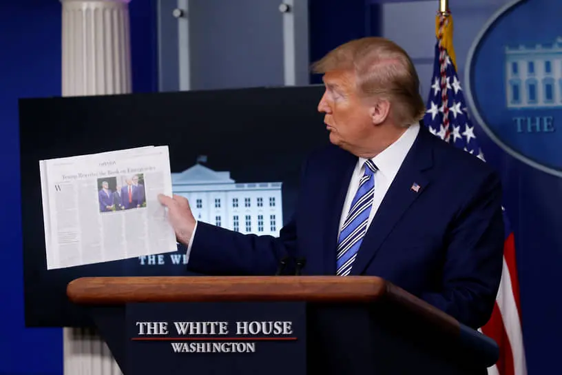 Дональд Трамп держит в руках номер газеты The Wall Street Journal (архив)