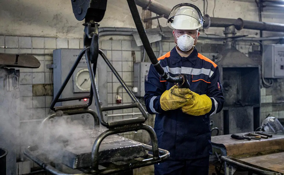 Выплавка золотых банковских слитков на Щелковском заводе предприятия АО Южуралзолото Группа Компаний (Станислав Красильников / ТАСС)