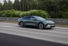 На Moscow Raceway прошло яркое шоу с гибридным Exeed Exlantix ES и роботом Mornine na proshlo yarkoe shou s gibridnym i robotom -ekaterinburgu-ru-0