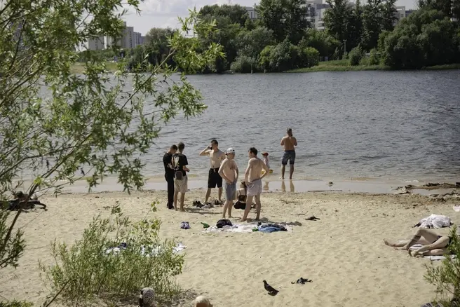 Всего на четырех официальных пляжах в Москве сейчас можно купаться, но в городе есть множество открытых бассейнов | Источник: Лина Саитова / 116.RU
