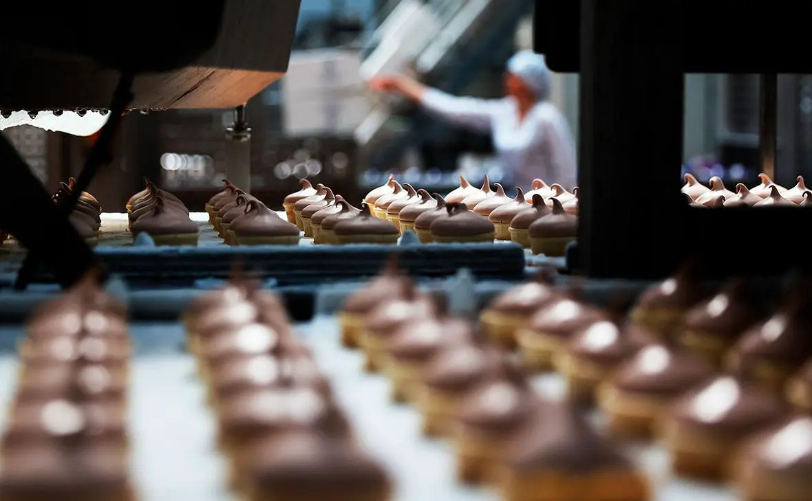 Производство мороженого  Коровка из Кореновки  на  Фабрике настоящего мороженого  в Краснодарском крае (Виталий Тимкив / РИА Новости)