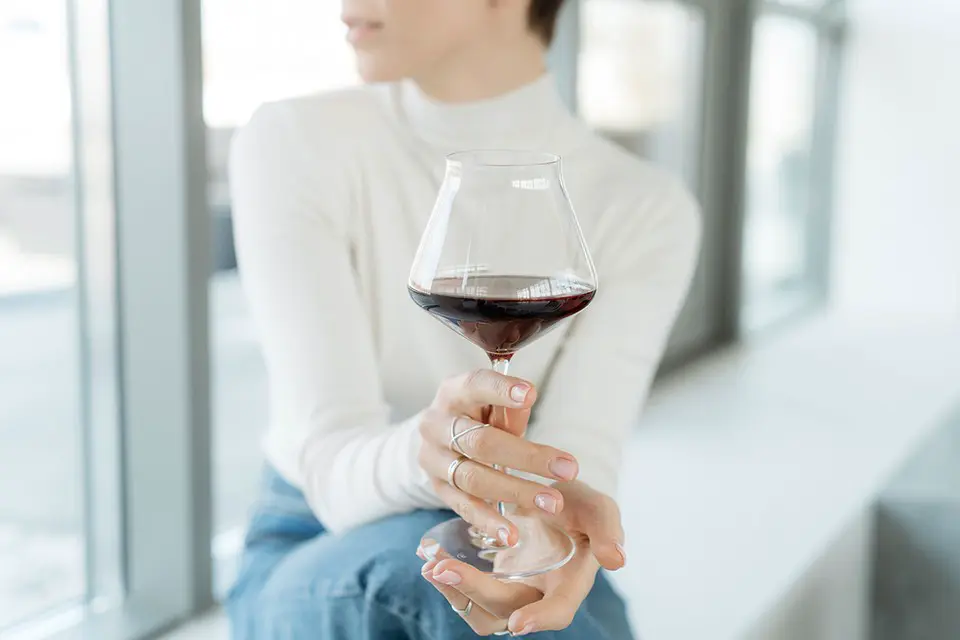Оказывается, желание пропустить бокал вина может быть тесно связано с фазой женского цикла. Фото: Dulin/Shutterstock/Fotodom