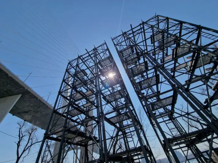 Каркас для многоуровневой парковки на Светланской, 56 в районе остановки &quotЛазо&quot ИА PrimaMedia