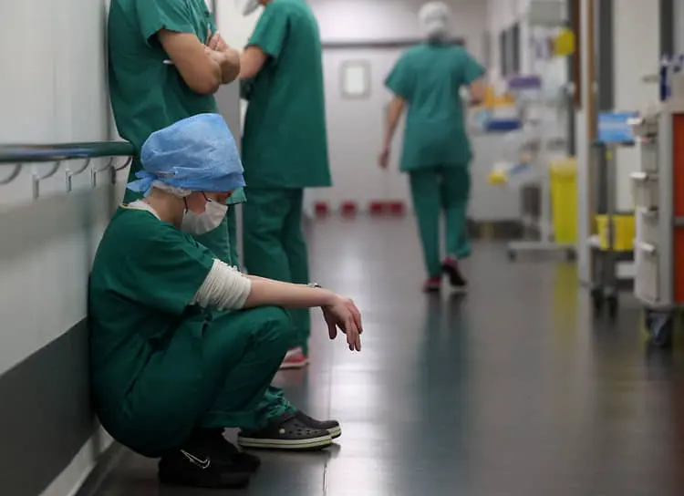 Франция готовится к экстренной мобилизации медиков под контролем Катрин Вотрен-0