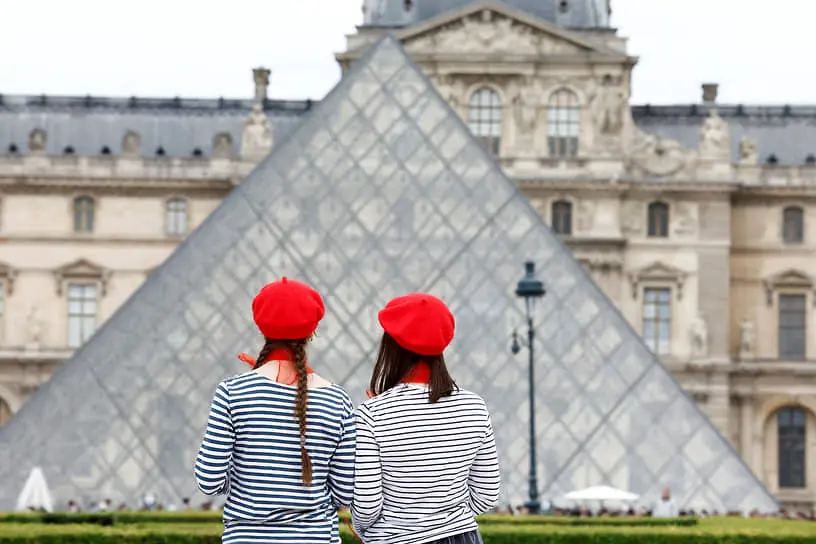 Через полвека после возведения стеклянной пирамиды Лувр столкнется с еще одной современной архитектурной интервенцией