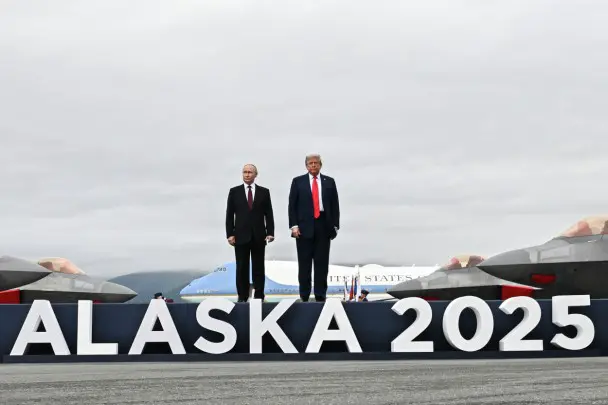 После совместного фото Путин по приглашению Трампа согласился поехать на переговоры, которые пройдут в формате «три на три», в машине американского президента. Как отмечают эксперты, ранее президент всегда ездил только на своем Aurus