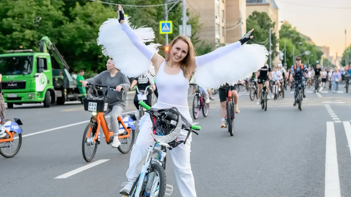 Участница второго Ночного велофестиваля Наталья Корнейчук в костюме ангела