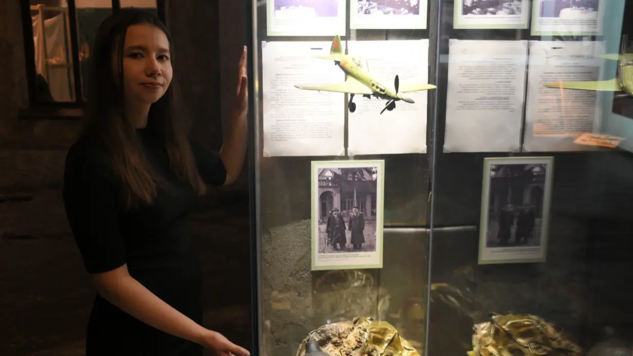 Специалист по выставочной и экспозиционной деятельности Музея Победы Екатерина Шубина показывает обновление экспозиции «Герои тыла», посвященное советскому авиаконструктору Артему Микояну