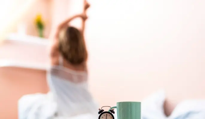 Нейробиологи в восторге: эта 2-минутная утренняя привычка “чистит” мозг лучше, чем 8 часов сна