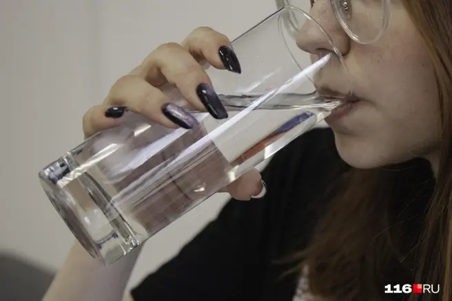 По условиям конкурса нужно было выпить как можно больше воды, не отлучаясь в туалет | Источник: Лина Саитова / 116.RU