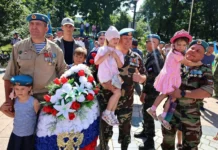 Владивосток отмечает 95-летие Воздушно-десантных войск и Героя Маргелова vladivostok otmechaet 95letie vozdushnodesantnyh vojsk i geroya margelova-ekaterinburgu-ru-0