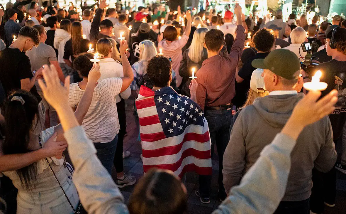 Участники держат свечи в память о Чарли Кирке, Сиэтл, США, 10 сентября 2025 года (David Ryder / Getty Images)