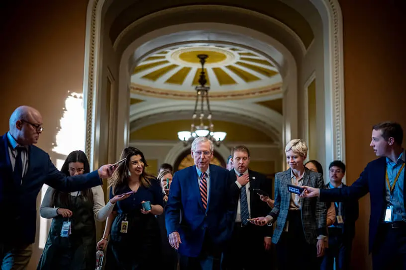 Борьбу Сената против проекта оборонного бюджета, принятого Палатой представителей, возглавил бывший лидер республиканцев в верхней палате Конгресса США, глава подкомитета по ассигнованиям на оборону Митч Макконнелл (в центре)