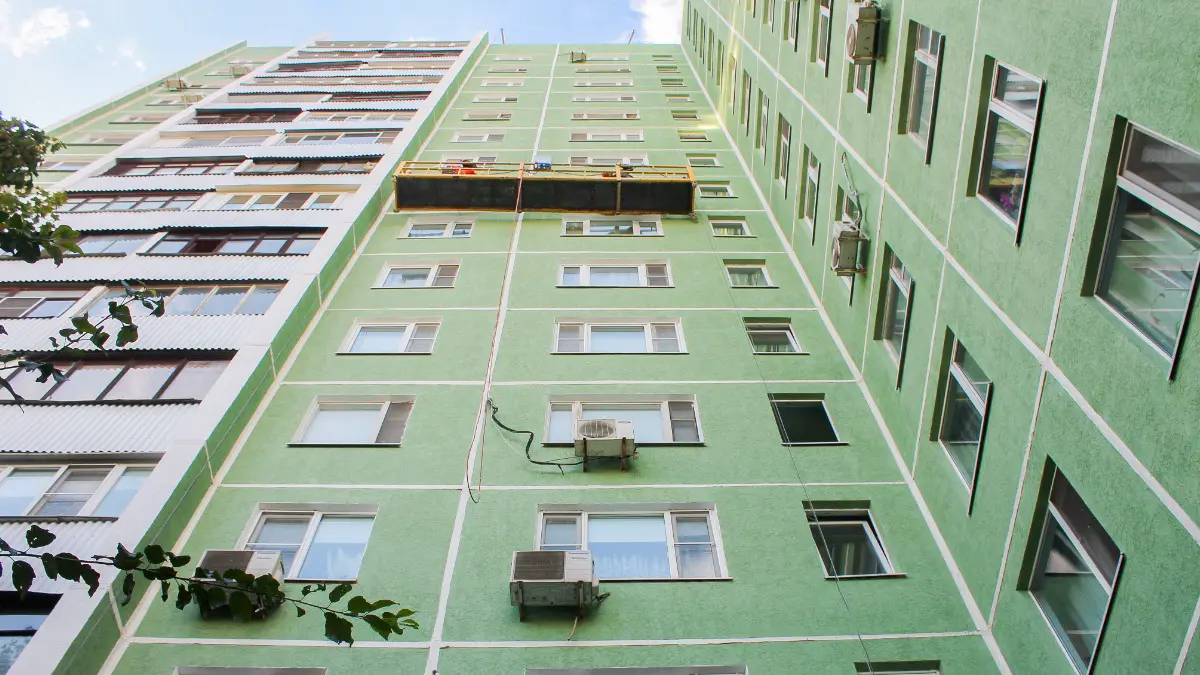 В районе Бирюлево Восточное проходит капитальный ремонт дома 1982 года постройки