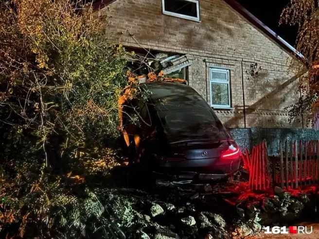 Автомобиль влетел в комнату частного дома через окно | Источник: источник 161.RU