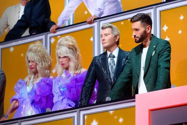 Басков и компания осуждающе смоторят на тех, кто осуждает Сергея Лазарева | Источник: пресс-служба телеканала «Россия»