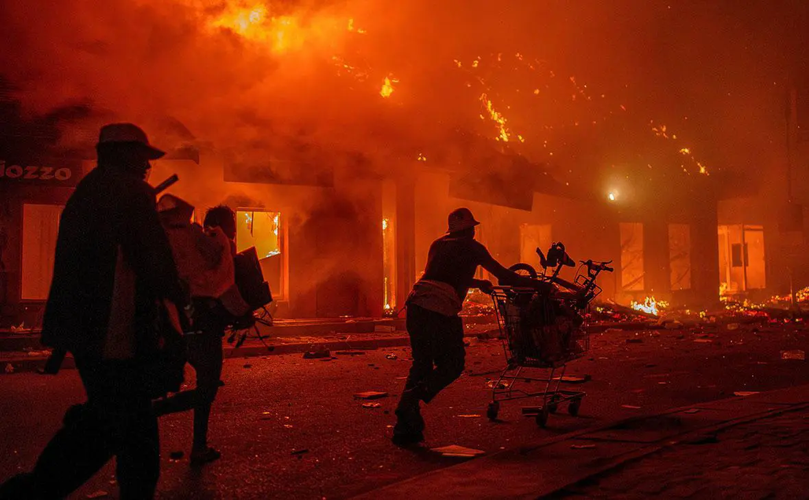 Демонстрации против частых отключений электроэнергии и нехватки воды в Антананариву, Мадагаскар, 25 сентября 2025 года (Zo Andrianjafy / Reuters)