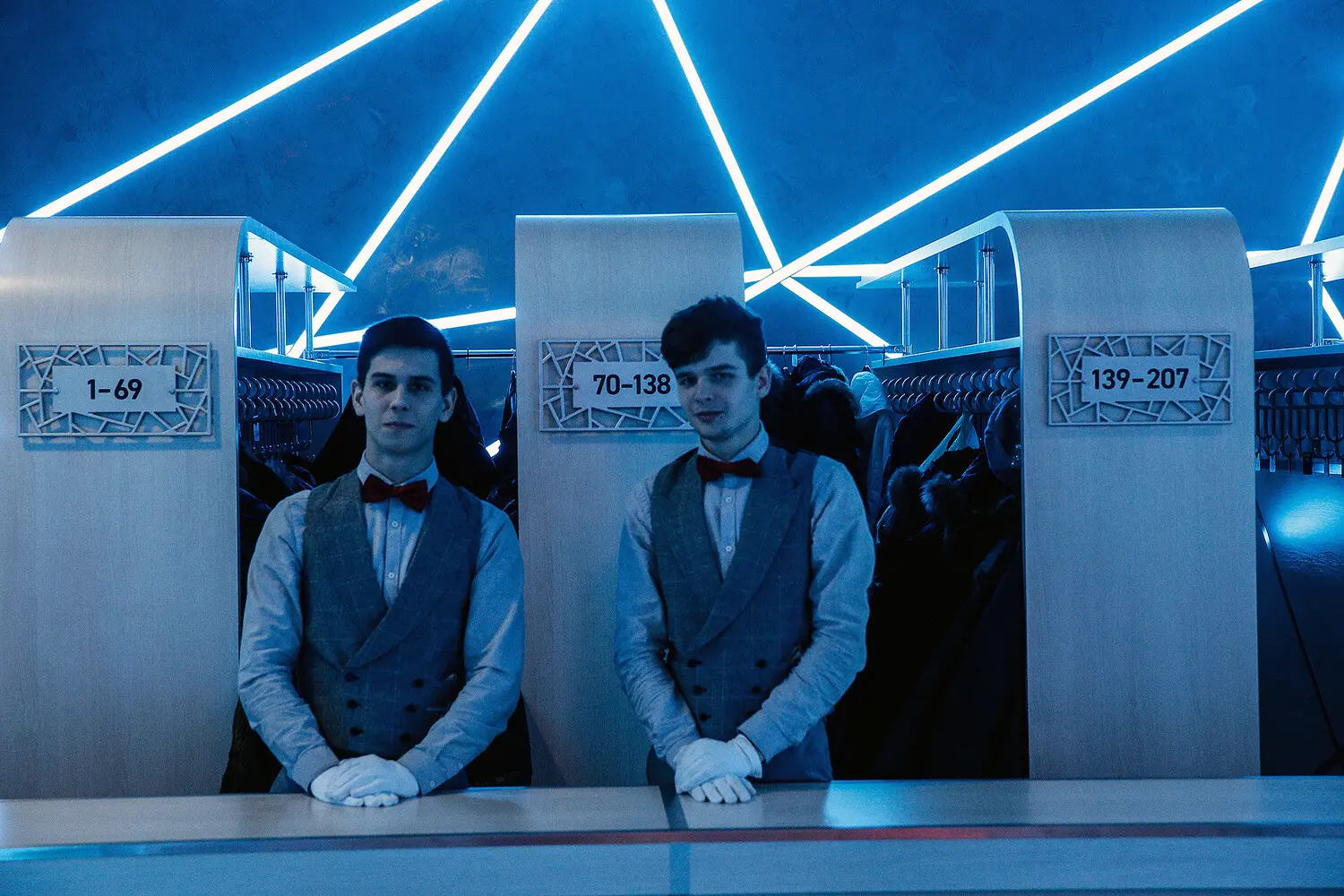 В Подмосковье открылась вакансия гардеробщика с зарплатой 250 тысяч рублей-0