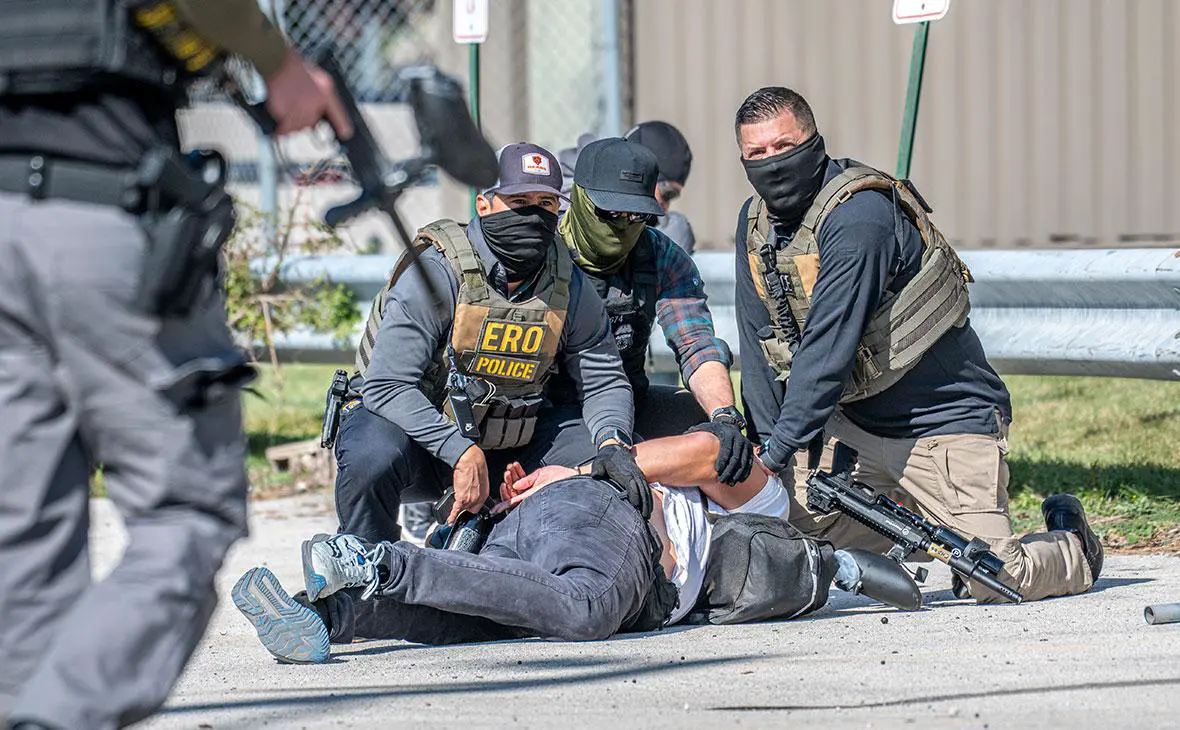 Задержание протестующих возле центра Иммиграционной и таможенной полиции, Бродвью, штат Иллинойс, 26 сентября 2025 года (Peter Serocki / Shutterstock)