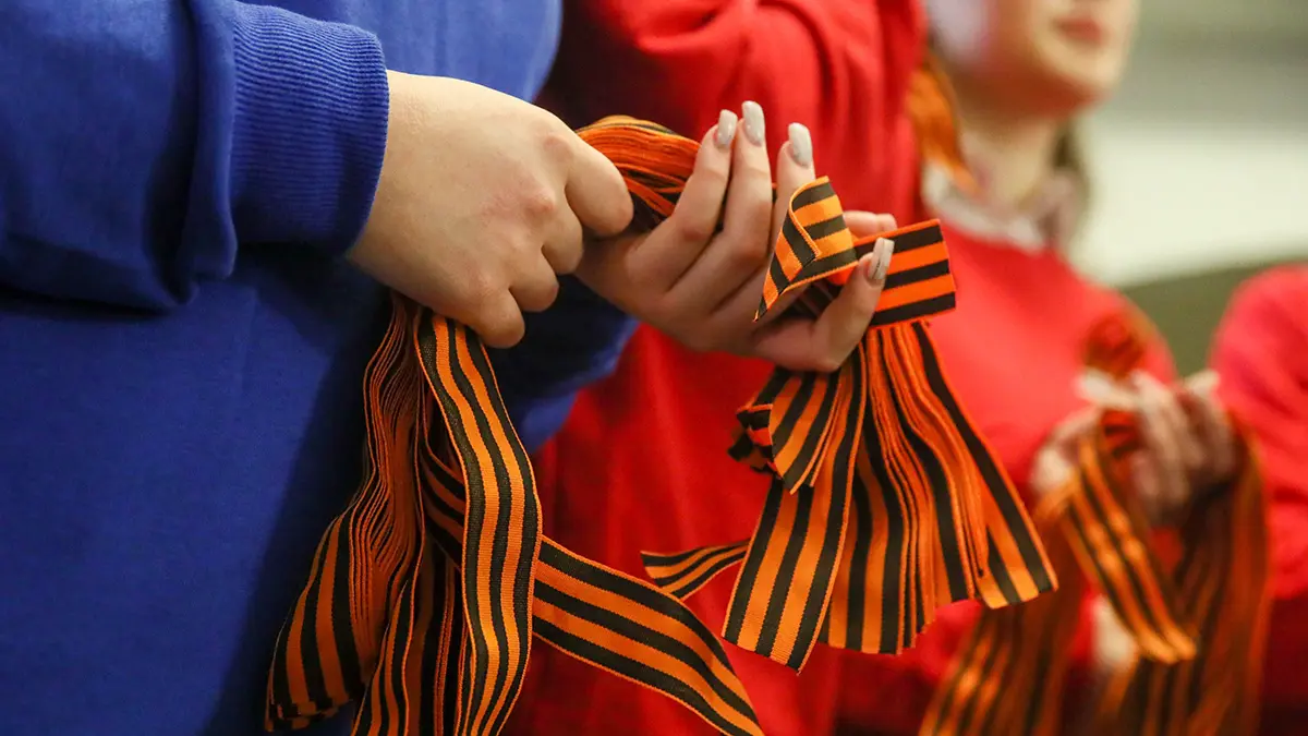 Подростки в Татарстане за донат сделали вид, что их тошнит на георгиевские ленты