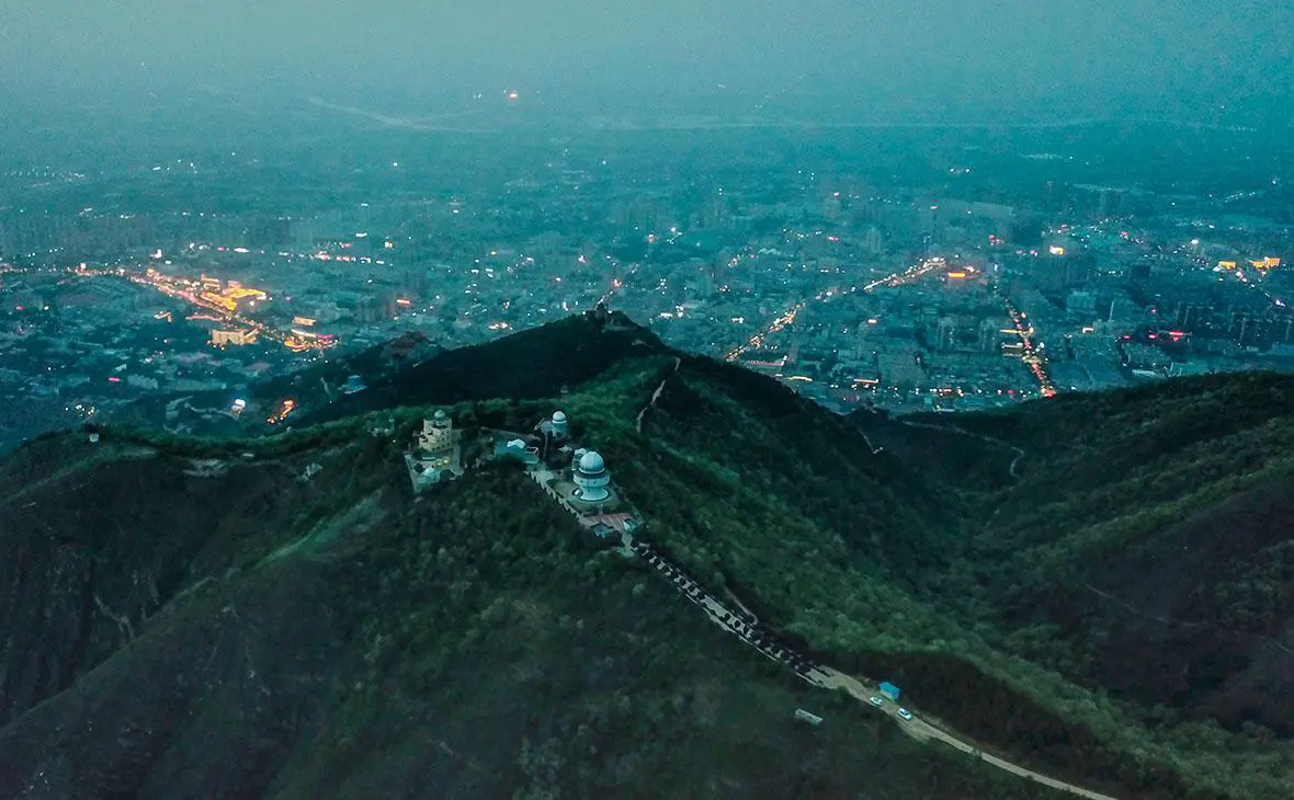 Национальный центр обслуживания времени в Китае, расположенный на вершине горы Ли (Charlie fong / Wikipedia)