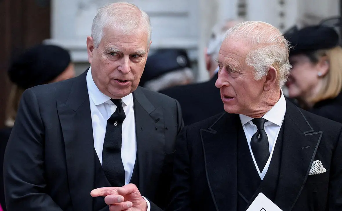 Принц Эндрю и король Карл III (Toby Melville / Reuters)