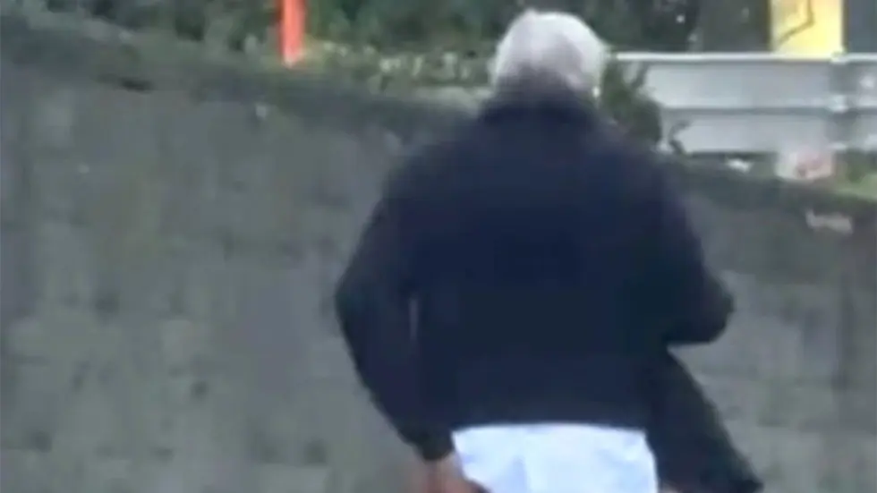 Мэра бельгийского города засняли в нетрезвом виде с мокрыми штанами на улице