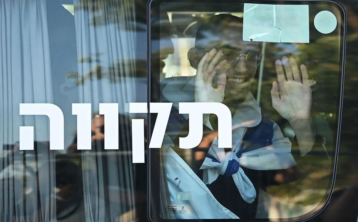 Заложник из Газы Максим Харкин прибывает в медицинский центр Хаима Шиба в Тель-Ха-Шомере в Рамат-Гане, Израиль, 13 октября 2025 года (Alexi J. Rosenfeld / Getty Images)