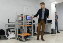 МИФИ совместно с Максимом Болотовым представляет нового робота-официанта mifi sovmestno s maksimom bolotovym predstavlyaet novogo robotaoficzianta-ekaterinburgu-ru-0