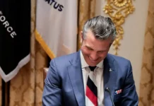 pit hegset vybiraet belosinekrasnyj galstuk na peregovorah trampa i zelenskogo-ekaterinburgu-ru-0