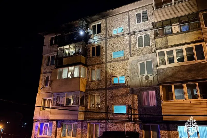 Пылающий балкон в многоэтажке Владивостока потушили пожарные Пресс-служба ГУ МЧС России по Приморскому краю