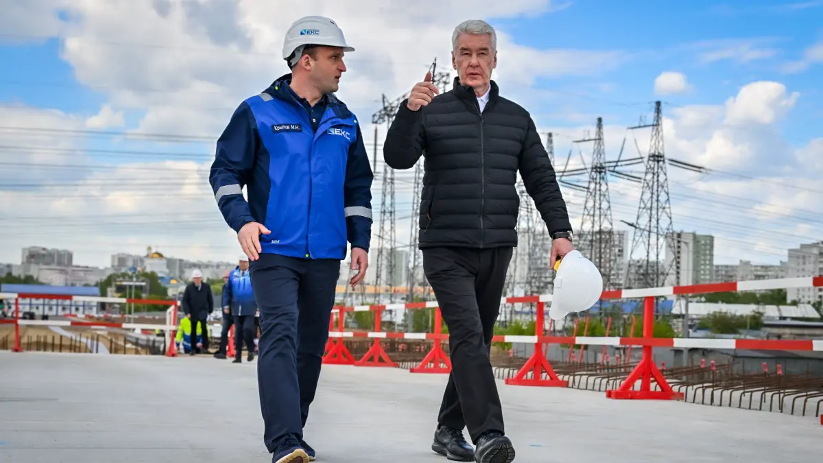 Мэр столицы Сергей Собянин осмотрел работы по строительству путепровода, связывающего улицу Костромская и Юрловский проезд на северо-востоке Москвы