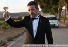 Стелла Бандерас готовится к свадьбе с участием Антонио Бандераса и Мелани Гриффит stella banderas gotovitsya k svadbe s uchastiem antonio banderasa i melani griffit-ekaterinburgu-ru-0