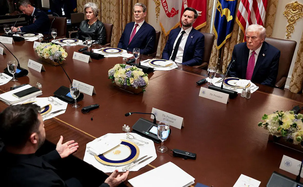 Дональд Трамп встречается с Владимиром Зеленским в Кабинете министров в Белом доме в Вашингтоне, США, 17 октября 2025 года (Jonathan Ernst / Reuters)