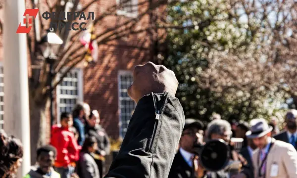 В США проходят массовые акции в поддержку бодрости духа против Трампа-0