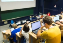 Владимир Путин и Максут Шадаев обсуждают налоговые льготы для ИТ-компаний vladimir putin i maksut shadaev obsuzhdayut nalogovye lgoty dlya itkompanij-ekaterinburgu-ru-0