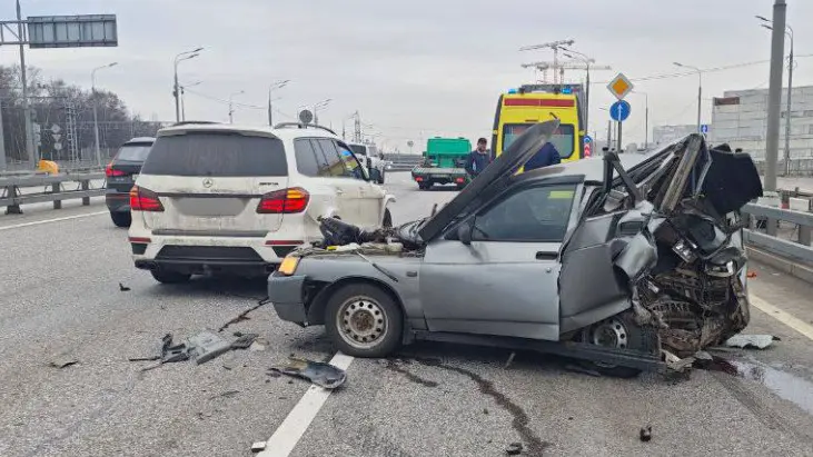 Один человек погиб при столкновении двух автомобилей на внешней стороне СВХ