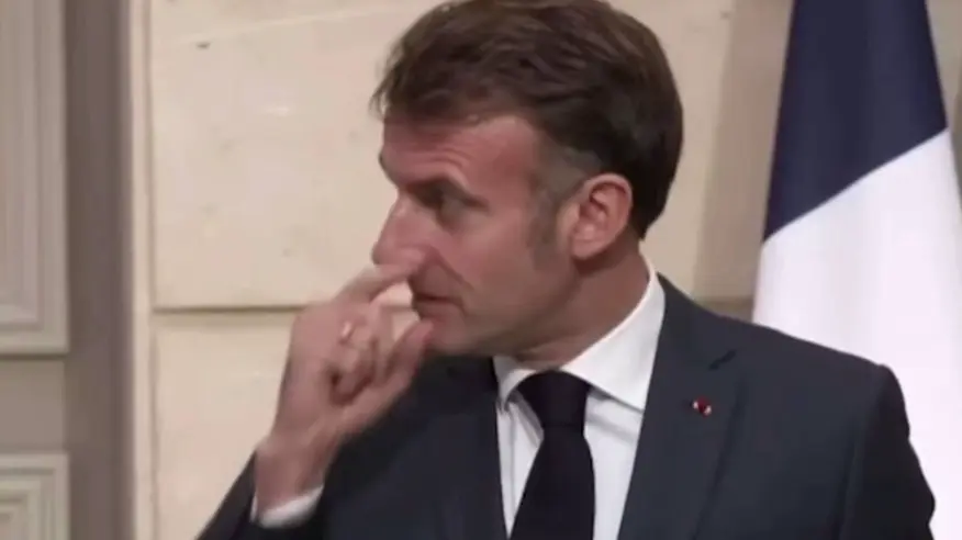 Макрон трижды подал странный знак Зеленскому, проведя пальцем под носом