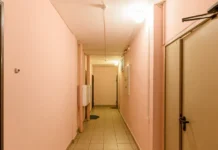 dmitrij bondar obyasnyaet normy zhkh mchs i kodeksy rf o hranenii veshhej v podezde-ekaterinburgu-ru-0