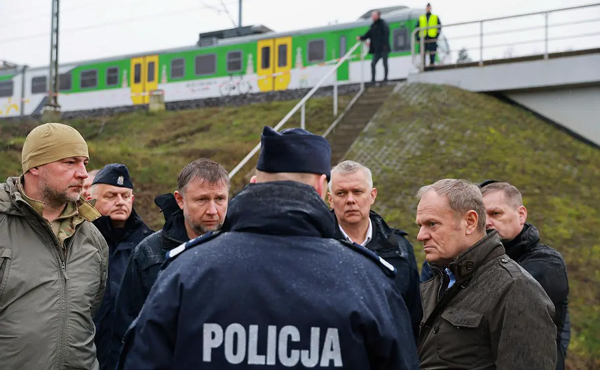 Дональд Туск (справа) посещает место взрыва на железнодорожной линии Варшава-Люблин, 17 ноября 2025 г. (KPRM / Reuters)