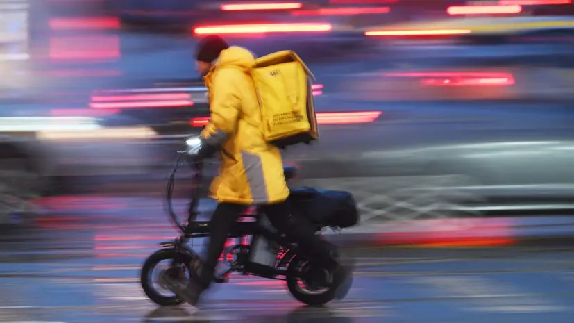 «Ведомости»: курьеров на электровелосипедах могут обязать получать права