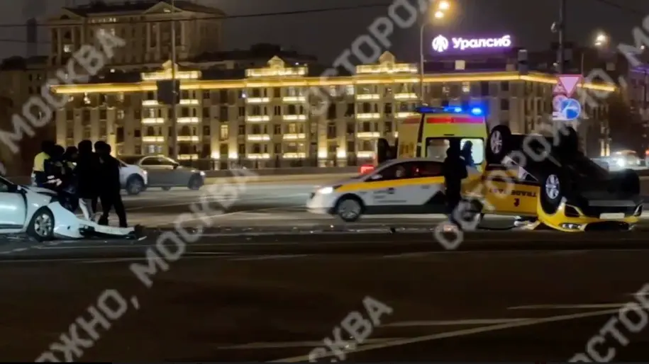 Два автомобиля столкнулись у Дома правительства РФ