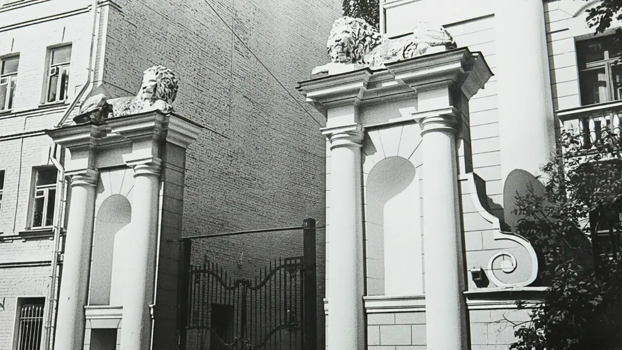 Началась реставрация скульптур львов на пилонах здания в Ермолаевском переулке