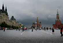 turisty vybirayut mezhdu ejfelevoj bashnej kolizeem i krasnoj ploshhadyu-ekaterinburgu-ru-0