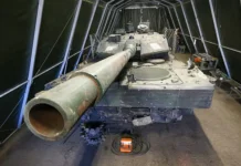 Владимир Путин хранит подлинный фрагмент танка Leopard из Запорожья vladimir putin hranit podlinnyj fragment tanka iz zaporozhya-ekaterinburgu-ru-0