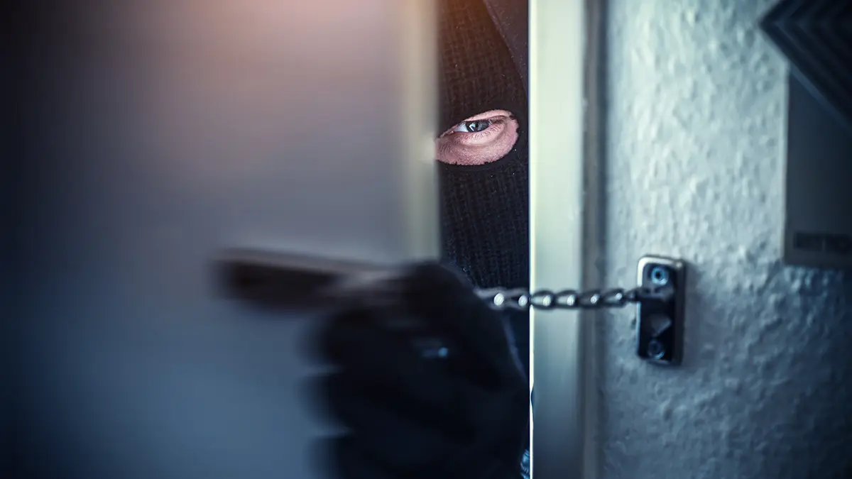 Как квартирные воры могут наблюдать за жильем жертв