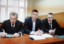 artem i valeriya chekalina obsuzhdayut finansovye resheniya v ramkah -ekaterinburgu-ru-0