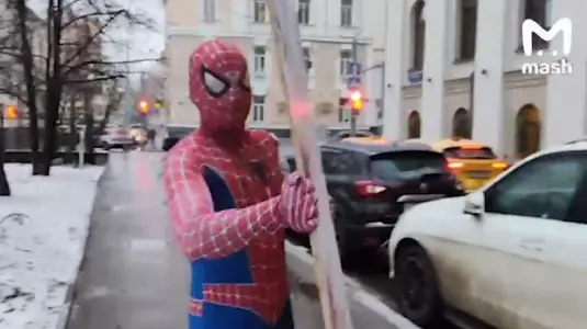 «Человек-паук» вышел из изолятора после акции у Верховного суда РФ